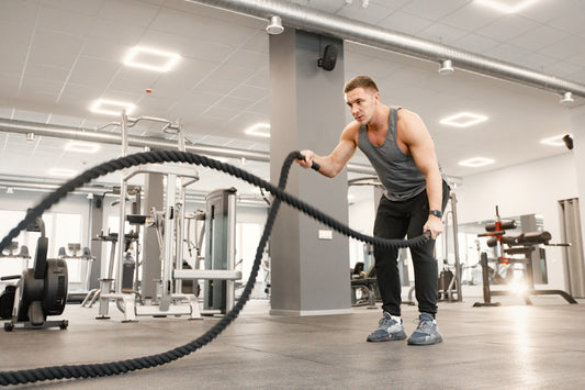 Man in sportswear exercising at the gym — best perfume oils for post-workout fragrance